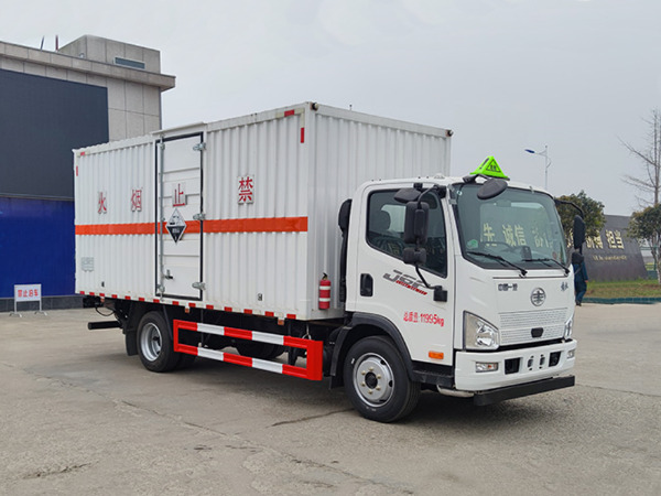 解放5米2腐蝕性物品廂式運(yùn)輸車(chē)