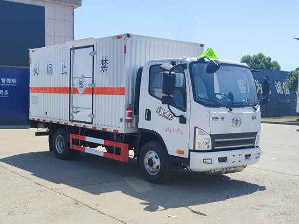 解放藍(lán)牌毒性氣體廂式運(yùn)輸車(chē)