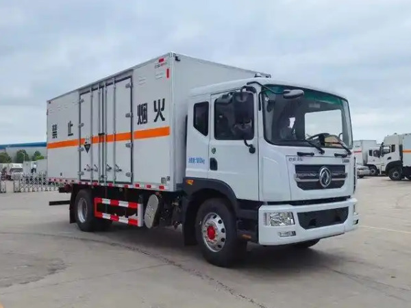 東風(fēng)D9腐蝕性物品廂式運(yùn)輸車(chē)