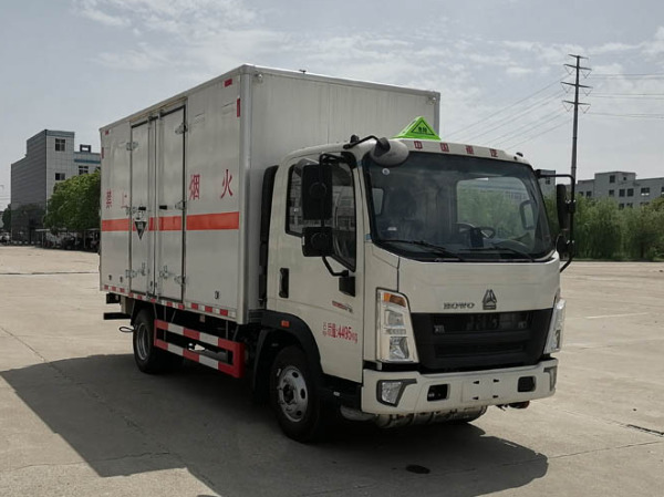 重汽藍(lán)牌腐蝕性物品廂式運(yùn)輸車(chē)