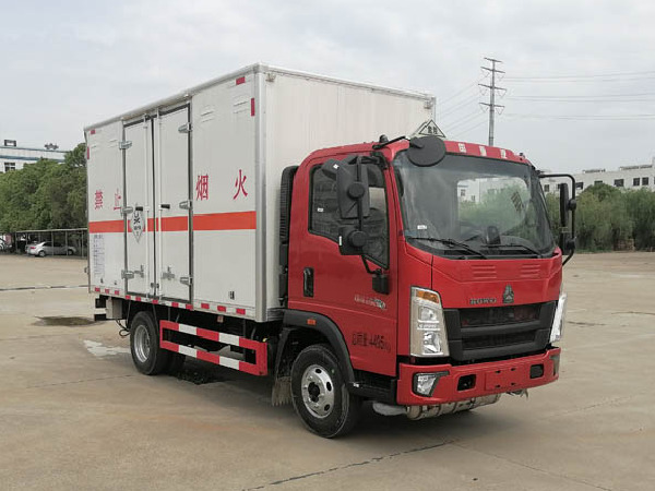 重汽藍(lán)牌毒性氣體廂式運(yùn)輸車(chē)