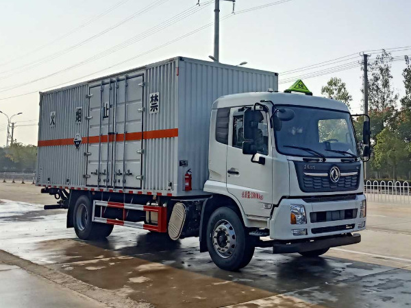 東風(fēng)天錦腐蝕性物品廂式運(yùn)輸車(chē)