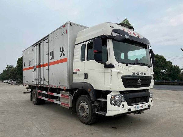 重汽豪沃腐蝕性物品廂式運(yùn)輸車(chē)