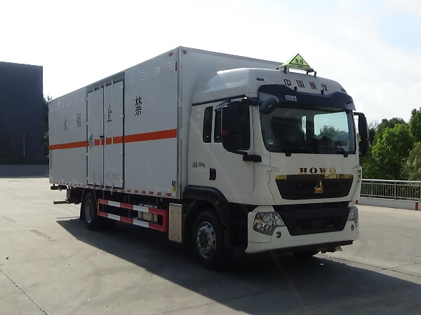 重汽豪沃毒性氣體廂式運(yùn)輸車(chē)