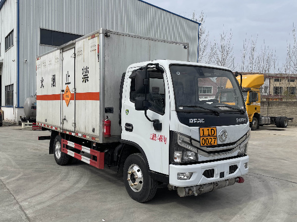 東風(fēng)多利卡爆破器材運輸車