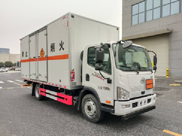解放7噸爆破器材運(yùn)輸車
