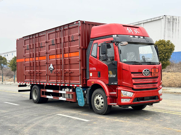 解放J6L腐蝕性物品廂式運(yùn)輸車(chē)