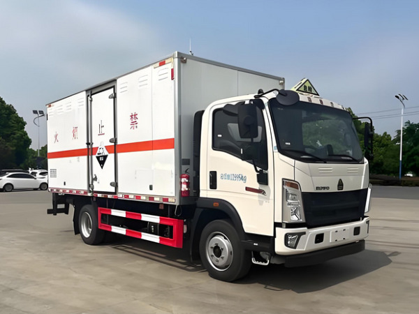 重汽5米2腐蝕性物品廂式運(yùn)輸車(chē)