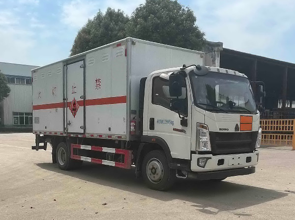 重汽悍將5米2易燃固體廂式運輸車
