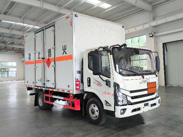 江鈴5噸易燃?xì)怏w廂式運(yùn)輸車
