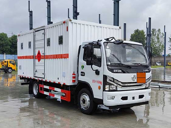 東風(fēng)5米2易燃?xì)怏w廂式運(yùn)輸車