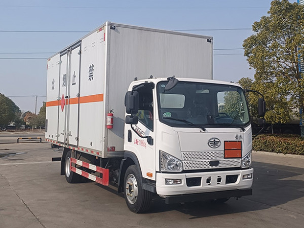 解放5米2易燃?xì)怏w廂式運(yùn)輸車