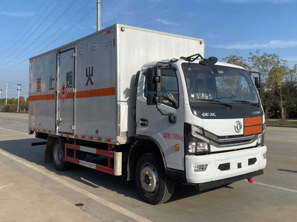 東風(fēng)多利卡易燃固體廂式運輸車
