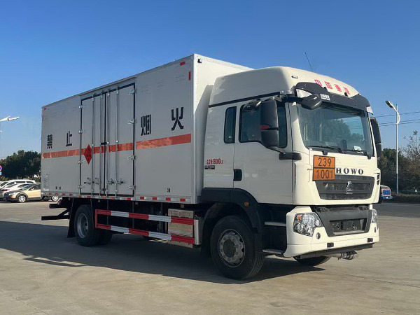 重汽豪沃易燃?xì)怏w廂式運(yùn)輸車