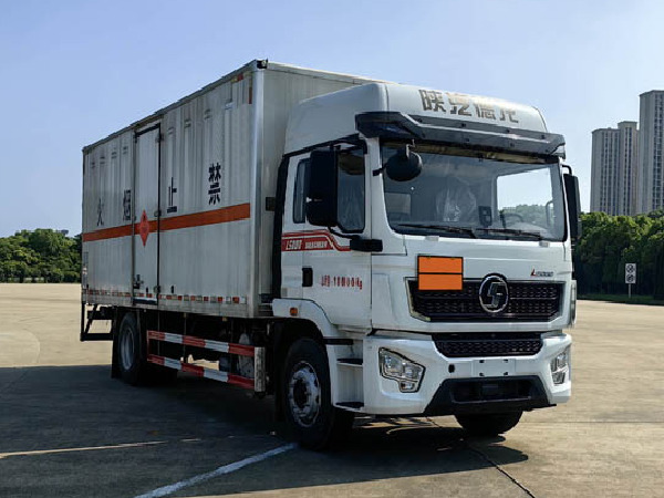 陜汽德龍易燃?xì)怏w廂式運(yùn)輸車