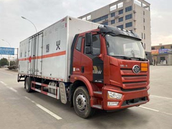 解放J6L易燃?xì)怏w廂式運(yùn)輸車