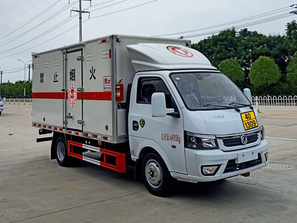 東風(fēng)途逸易燃固體廂式運輸車