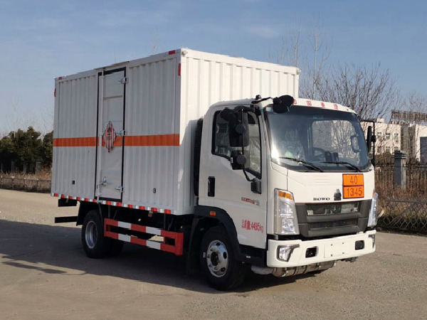 重汽悍將藍牌易燃固體廂式運輸車